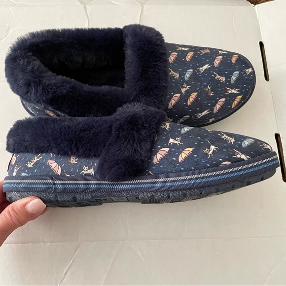 SKECHERS BOBS WOMENS SLIPPERS“Too Cozy Movie Night” Raining Cats and Dogs Design - Picture 3 of 9